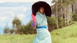 抖音用塑料袋做衣服走秀是谁 在村里走秀的男的是谁