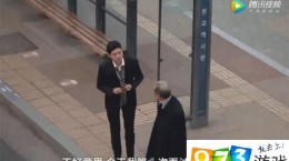 暖心！男孩剛畢業(yè)面試不會系領帶 路人來幫忙