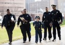 5岁小男孩当警局局长“真相” 令人泪下
