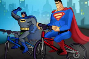超人蝙蝠侠自行车大赛小游戏